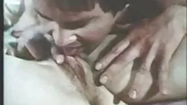 Una bionda che è acc ...