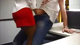 Un uomo avvitando an ...