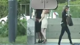Un giovane ragazzo c ...
