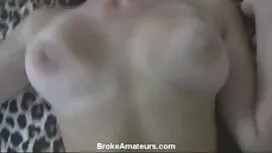 Una giovane bruna si ...