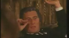 Un uomo tratta sua m ...