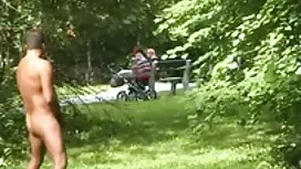 L'uomo si immerge ne ...