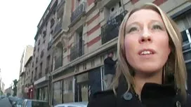 La bionda lecca la v ...
