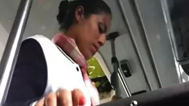 Una giovane coppia l ...