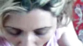 Una bella ragazza ac ...