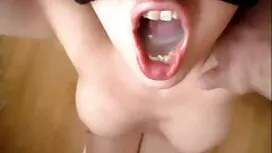 Una giovane bionda c ...