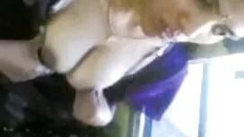 Una ragazza adulta c ...