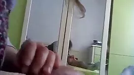 La ragazza paga con  ...
